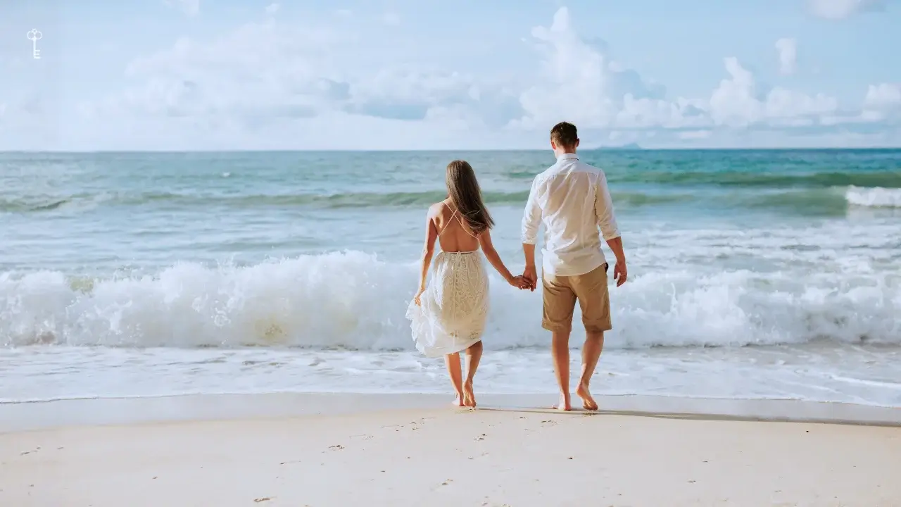 Pareja en playa de Cartagena.